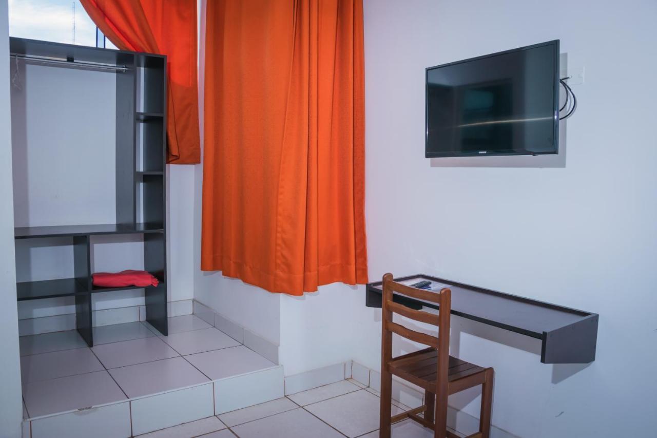 Hostal "Centrika" タラポト エクステリア 写真