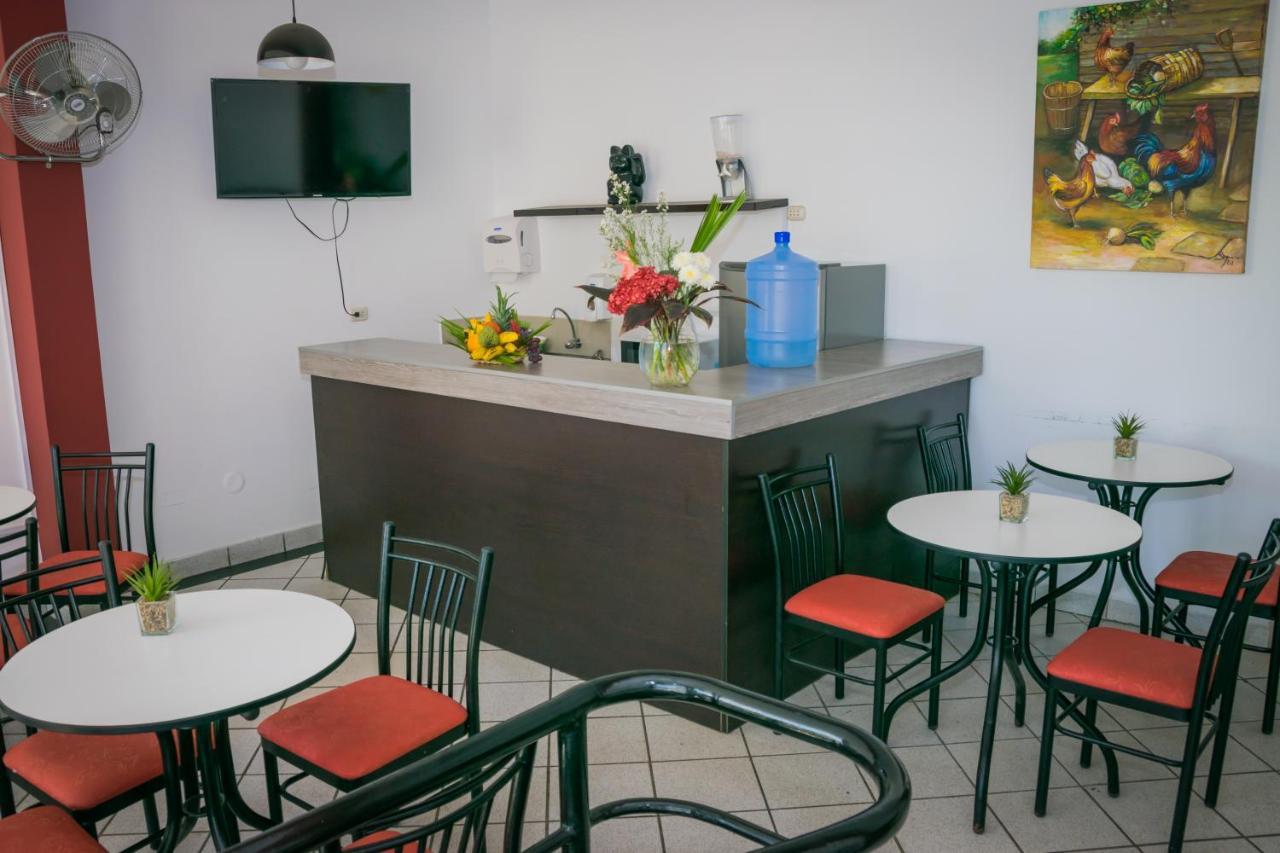 Hostal "Centrika" タラポト エクステリア 写真