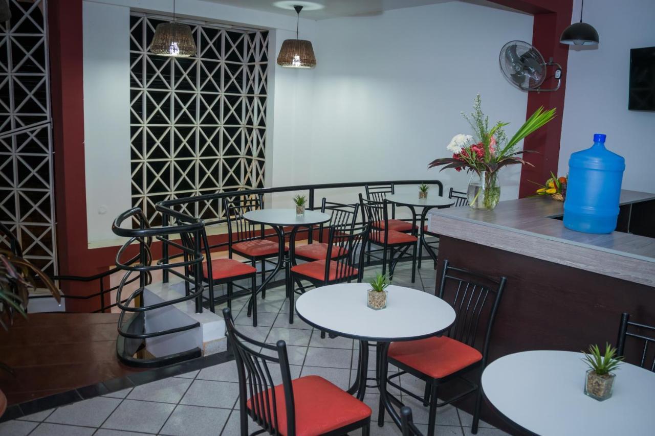 Hostal "Centrika" タラポト エクステリア 写真