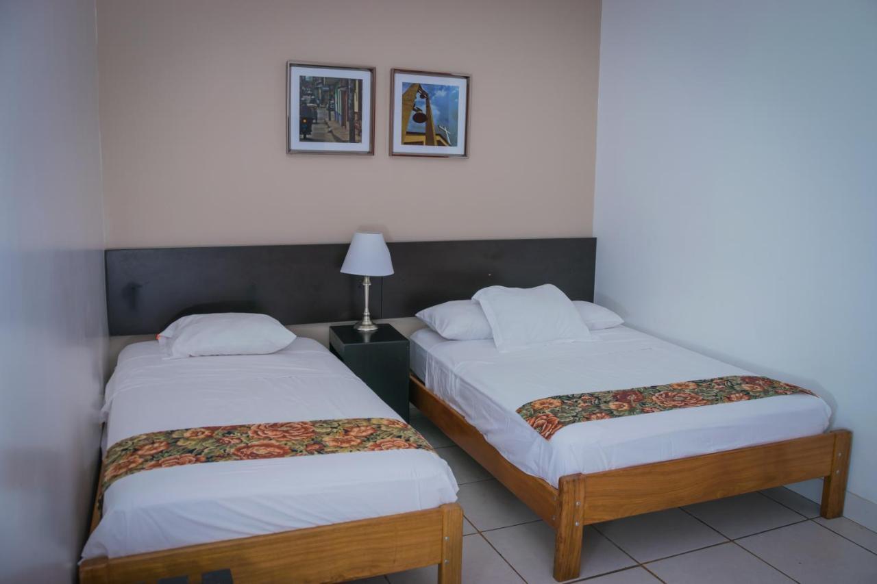 Hostal "Centrika" タラポト エクステリア 写真