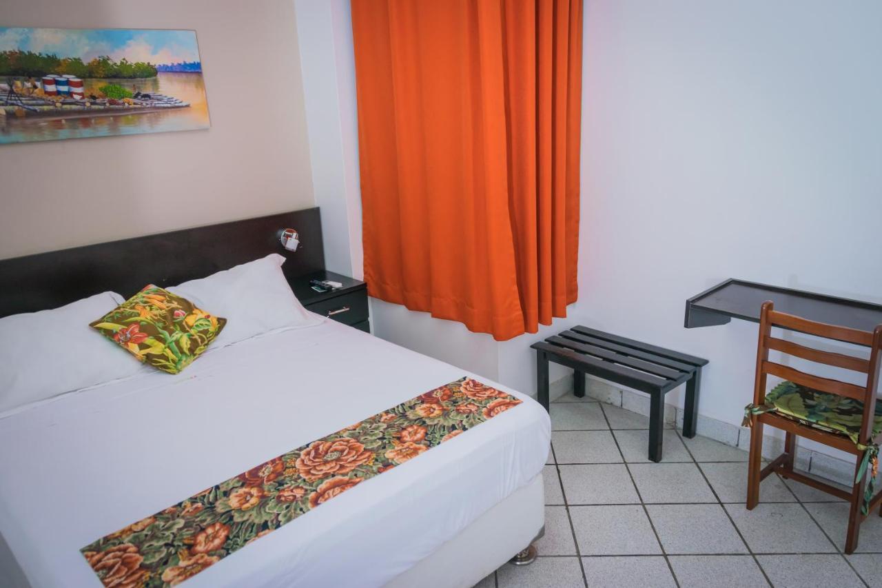 Hostal "Centrika" タラポト エクステリア 写真