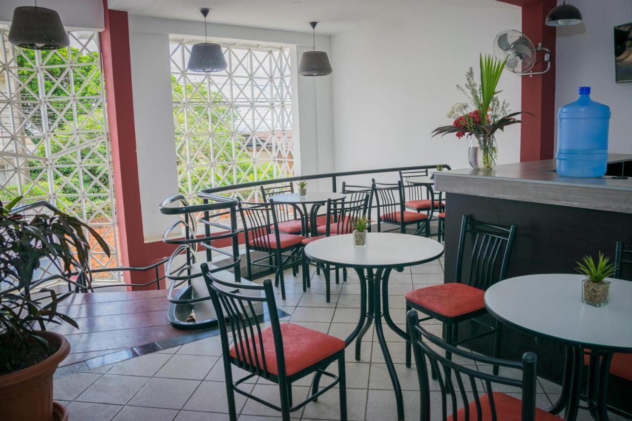 Hostal "Centrika" タラポト エクステリア 写真