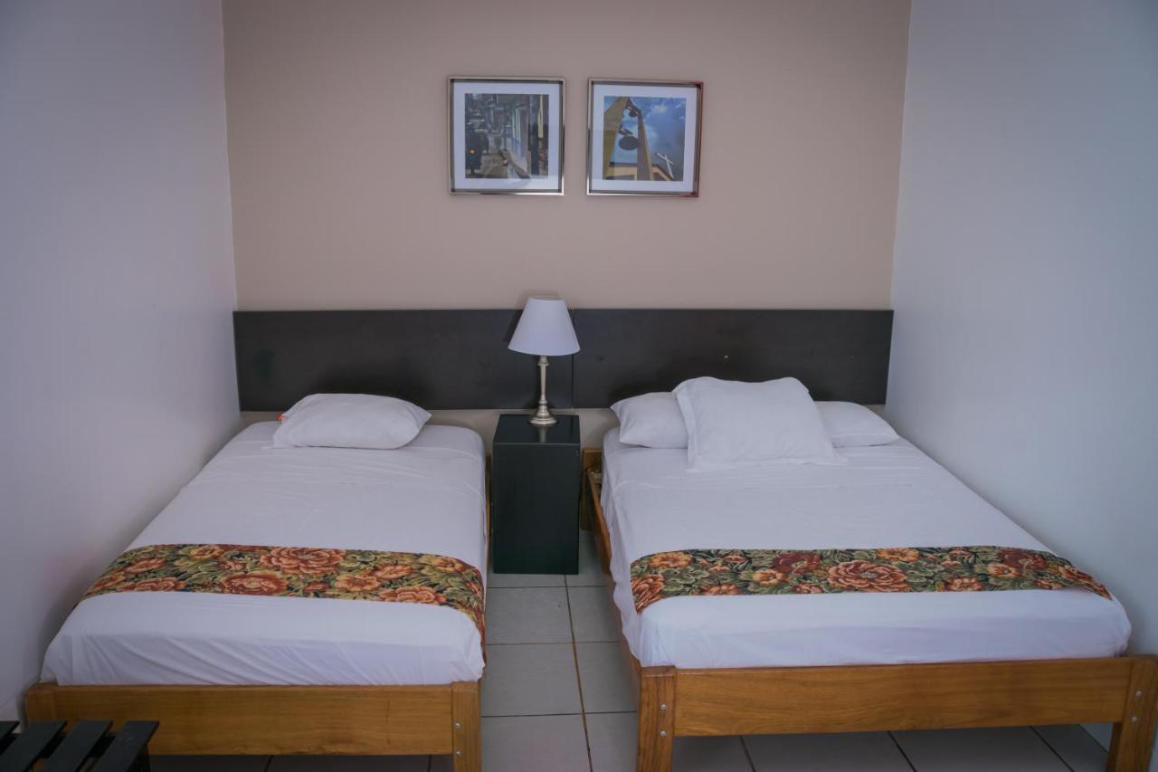 Hostal "Centrika" タラポト エクステリア 写真