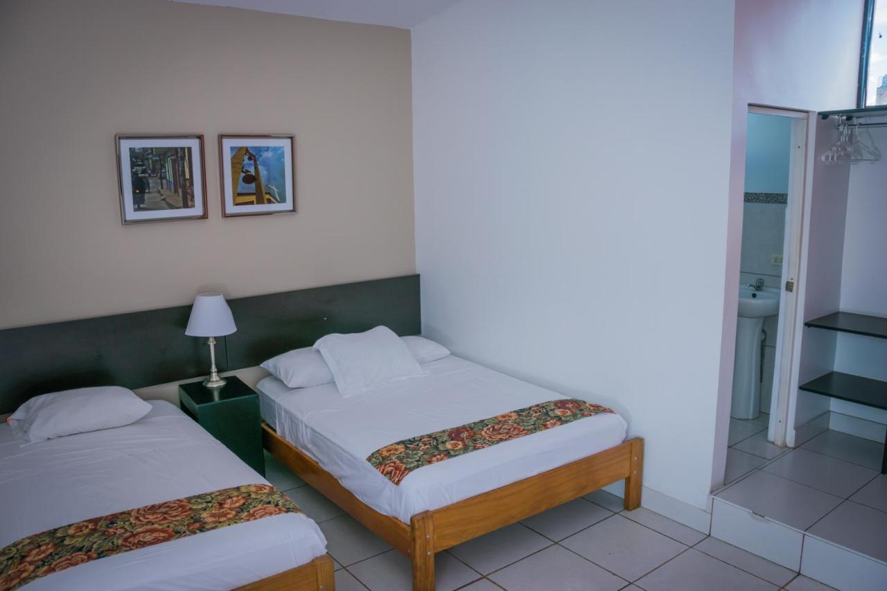 Hostal "Centrika" タラポト エクステリア 写真
