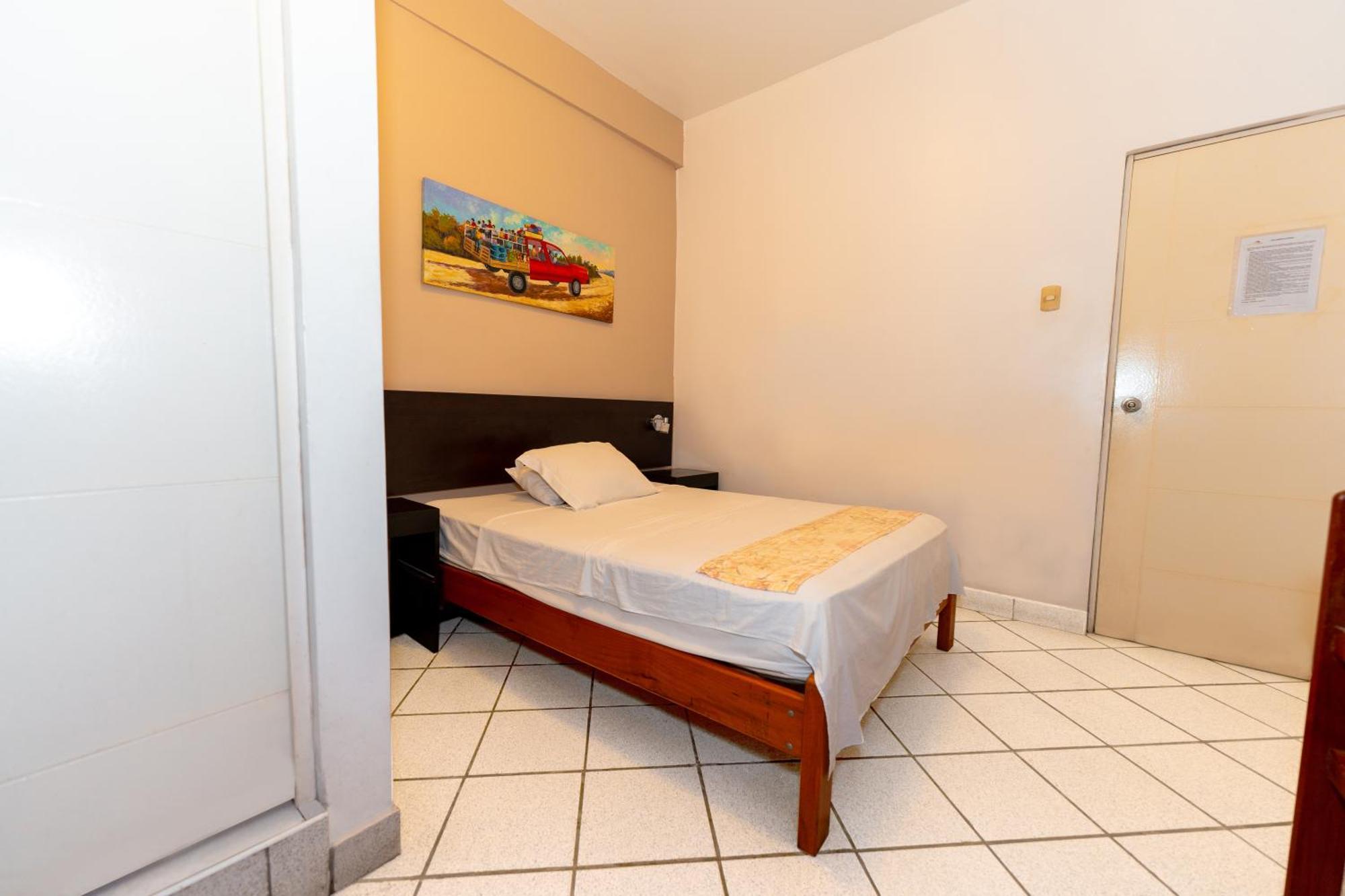 Hostal "Centrika" タラポト エクステリア 写真