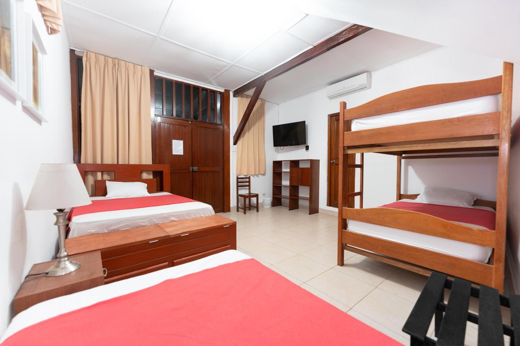 Hostal "Centrika" タラポト エクステリア 写真
